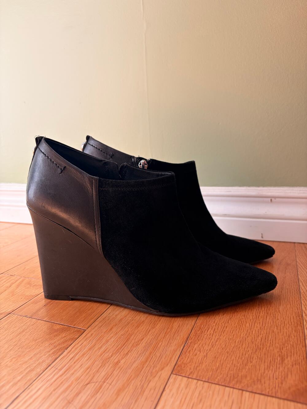 Vince Camuto Black Suede Wedge Ankle Boots 10M Pointed Toe Y2K